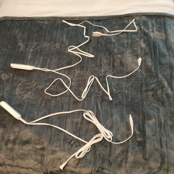 King Size Plug-In Heated Blanket with Two Controllers - cETL Certified - Picture 4 of 10